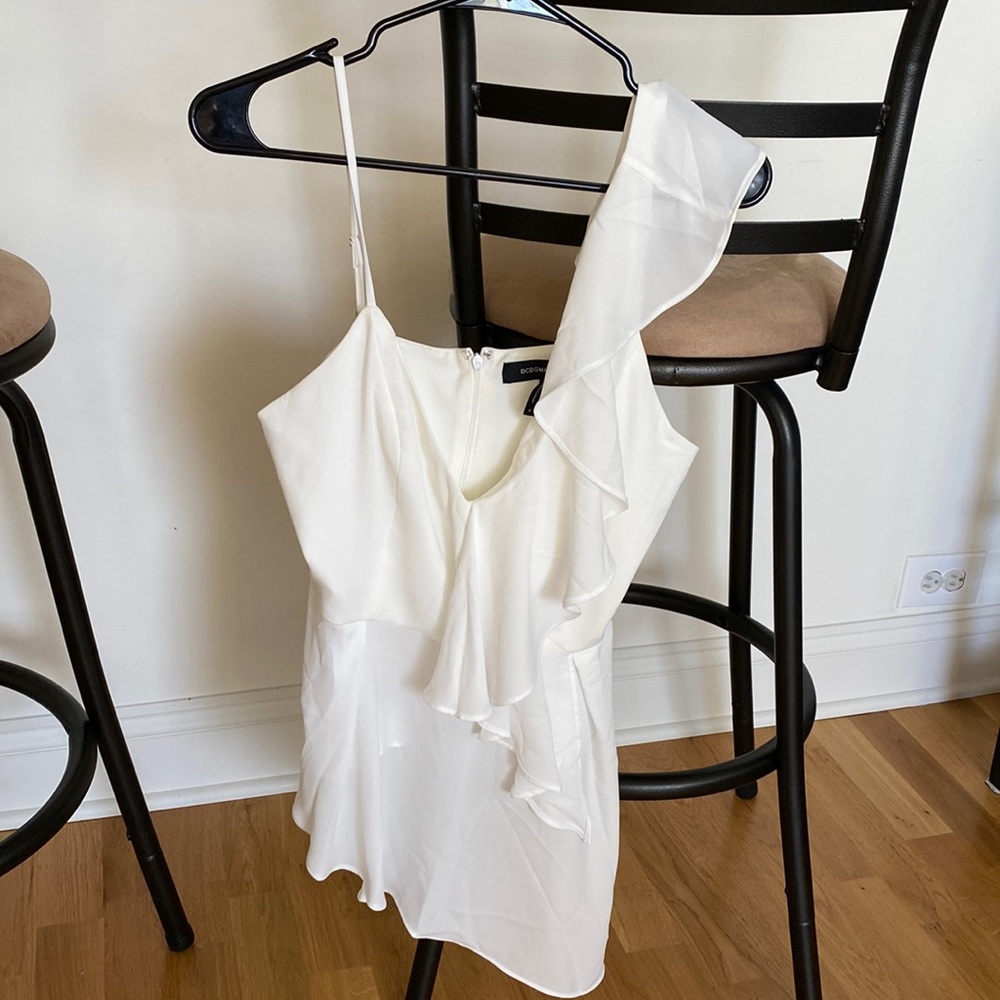 BCBGMAXAZRIA SINGLE RUFFLE ASYMMETRICAL TOP, size s